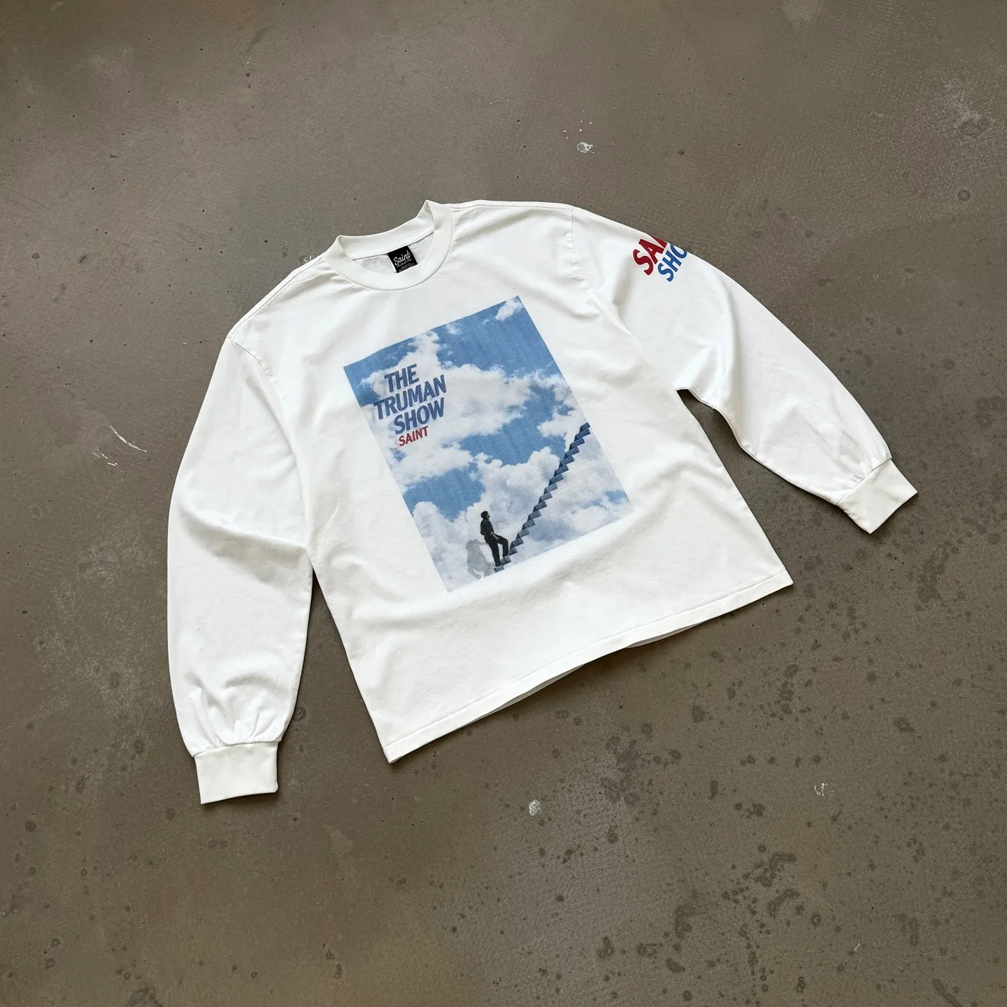P158 # CTS-100 Saint tribute to the movie "The Truman Show" limited co-branded long-sleeved version. Original 280g heavyweight fabric after washing. Retro single stitch heaven and earth needle crafts. Heavy Assute fermentation mill wash water. White ink direct-jet printing. Size: S M L XL Saint’s latest 10.11 long-sleeved product is a limited edition co-branded with the movie “The Truman Show.” This long-sleeved product uses brand-new customized fabrics that are consistent with the original version. This is also the point of view explained by the manager Yuta Hosokawa at this year’s Paris Fashion Week. He wants to express his own brand Saint Michael has made a new and comprehensive upgrade. Compared with the old model, the new fabric has a higher count and heavier weight. With the blessing of the garment fermentation mill and washing process, the hand feel and texture are ceiling-level. Brothers will know our sincerity when they get it!    Going back to the theme of this item, the front print is a sublimated scene at the end of the movie "The Truman Show". The protagonist Truman bravely faces reality, breaks through the false cage, and looks for freedom and truth.    The back print is a classic line in the movie, "If I never see you again, I wish you good morning, good afternoon, and good night." "Life is like a play, and play is like life." The entire garment is made using the most common and complex single-needle sewing process (commonly known as the single-thread heaven-and-earth needle) found in vintage vintage brands such as Saint Michael.